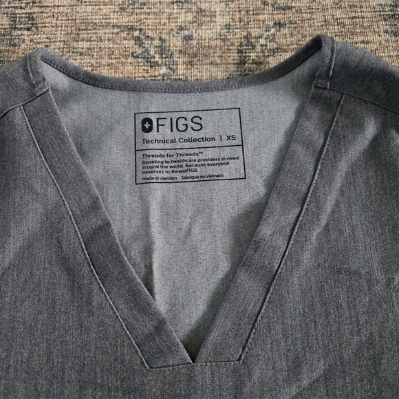 EUC Figs Casma Three-Pocket Scrub Top V-Neck FIONx Gray Short Sleeve Women's XS - Picture 2 of 7